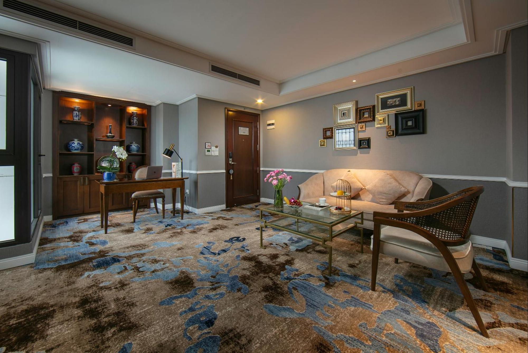 The Oriental Jade Hotel Hanoi Exterior photo A living room in a suite at the Mandarin Oriental, Bangkok