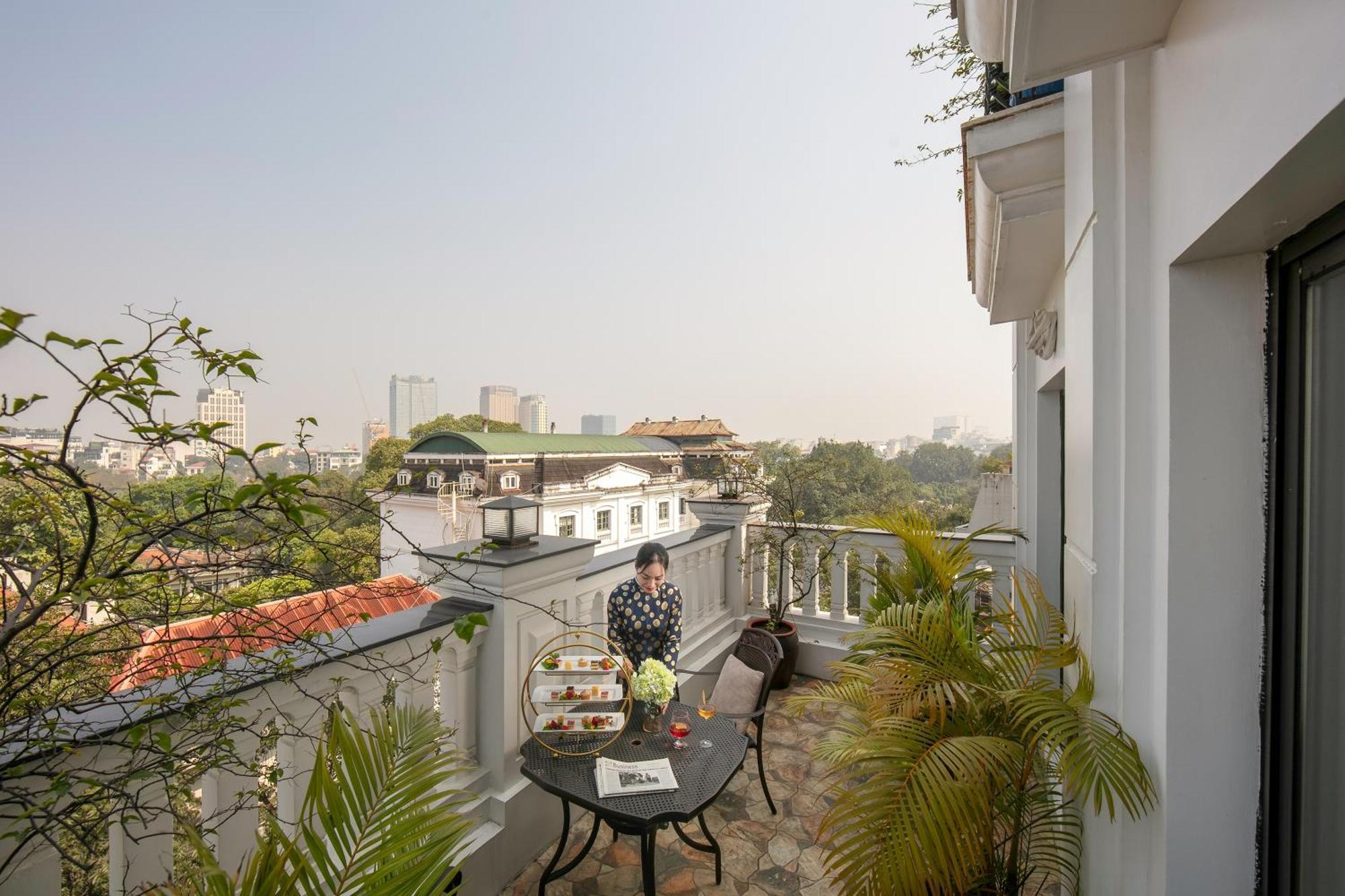 The Oriental Jade Hotel Hanoi Exterior photo A balcony in a hotel