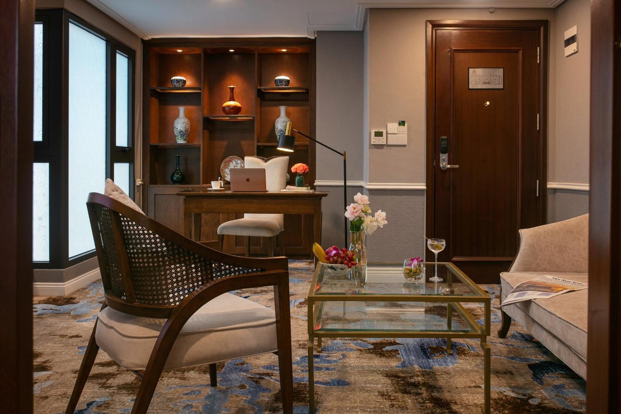 The Oriental Jade Hotel Hanoi Exterior photo A living room in a suite at the Mandarin Oriental, Bangkok
