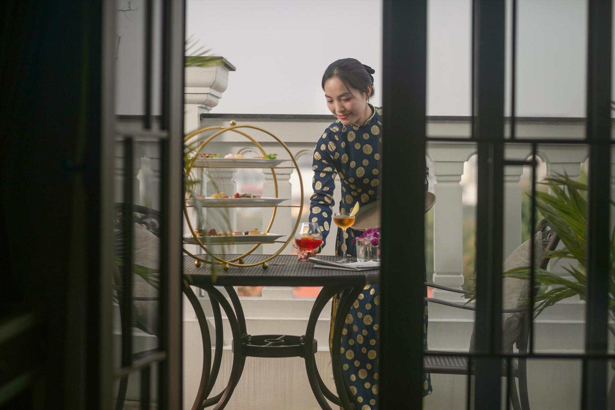 The Oriental Jade Hotel Hanoi Exterior photo A woman in a home